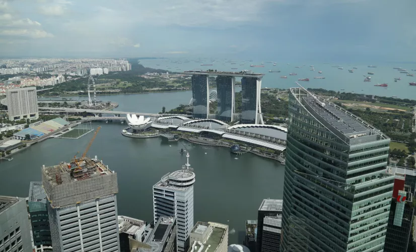 ECHAPPEES BELLES : SURPRENANTE SINGAPOUR Tel un laboratoire à ciel ouvert, Singapour semble façonner le monde de demain à coups d'audaces et d'ingénierie. Ce temple de la finance et de la tech n'a pas pour autant vendu son âme au verre et au béton. Cette ville-jardin cosmopolite oeuvre depuis son indépendance, en 1965, à reverdir ses paysages avec 330 parcs, des forêts immenses, des îles conservées dans leur état sauvage et de nouvelles réserves naturelles sur une surface pourtant limitée.