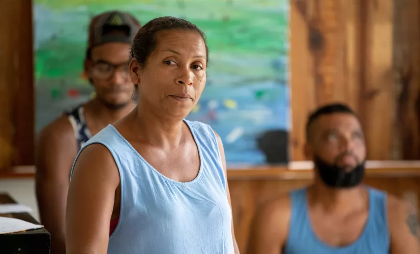 Comment raconter ce moment d’après la marée noire causée par l’échouage du Wakashio en juillet 2020 sur les récifs du sud-est de l’île Maurice, qui a provoqué la sidération des habitants. ? Que se passe-t-il une fois les yeux du monde refermés ? Une fois le mazout absorbé, les traumatismes disparaissent-ils aussi ? C’est en réfléchissant à comment inscrire un film dans ce silence qui a suivi la catastrophe que j’ai rencontré Lionkklash, slameur et poète mauricien. 