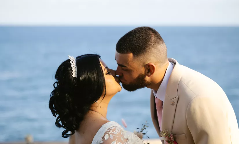 LAMOUR LÉ DOU SAISON 13 Jacky et Julien s’unissent du côté de Saint-Philippe dans la pure tradition créole. C’est entouré de leur famille qui a vu grandir leur amour et qui a œuvré pour qu’ils aient le mariage de leur rêve que nos tourtereaux se disent oui.