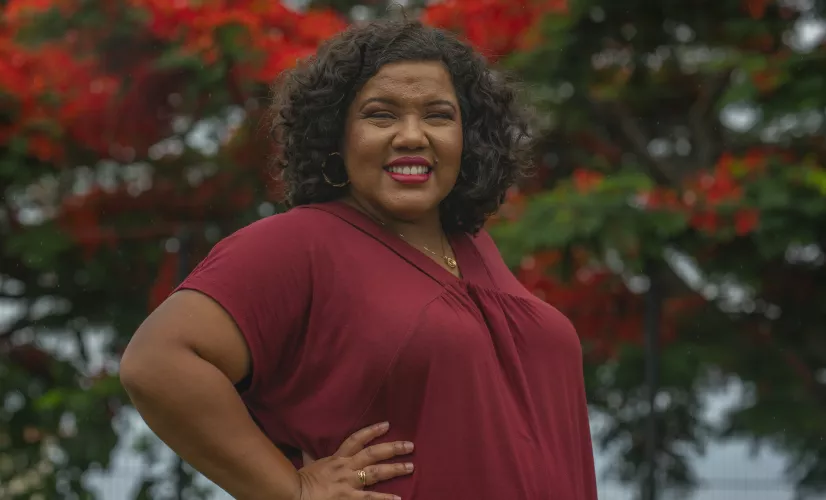 Sé Zot Ki Koz Lé toujours plus gayar, quand Sé Zot Ki Koz!  Cette année, c'est Johanne Vélia qui nous emmène partout à La Réunion. Qu'il pleuve, qu'il vente ou... que le volcan i pète! Johanne n'a peur de rien et nous fait découvrir les lieux touristiques, les lieux urbains, les lieux où l'on travaille, bref, là où les Réunionnais vivent.