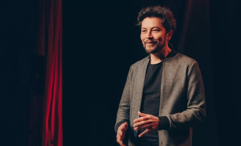 Le one-man-show de Karim Duval Reconnu pour l’importance qu’il accorde aux sujets de fond dans ses spectacles, et grâce à une analyse fine de notre société, Karim Duval est souvent sollicité pour intervenir lors de conférences sur ses thèmes de prédilection, avec l’humour pour arme de transmission massive.