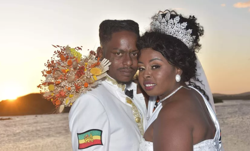 EP.2 Saquilla et Christophe. Le moins que l’on puisse dire c’est que la vie n’a pas été tendre avec Saquilla 37 ans et Christophe 39 ans. C’est l’amour est venu panser les plaies de l’adolescence de nos deux tourtereaux. Trois enfants sont venus cimenter leur relation de 21 ans qui se concrétise par un mariage du côté de Saint-Louis. 