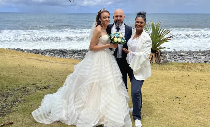  EP.5 Vanessa et Romain  Depuis la mort de son mari, le cœur de Vanessa 37 ans ne parvenait plus à battre pour quelqu’un d’autre, jusqu’à ce soir de sortie avec une amie où elle rencontre Romain 39 ans. L’attraction en eux est irrésistible, ils ne se quittent plus et ils se marient du côté de Bras-Panon. 