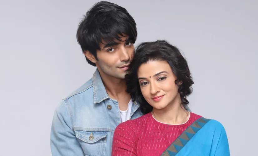 C'est une histoire d'amour complexe entre Vedika Gupta, mère célibataire quadragénaire, et Sahil Agarwal, son jeune locataire irrespirable. Bien qu'une vingtaine d'années les séparent, ils tombent fou amoureux l'un de l'autre malgré leur différence