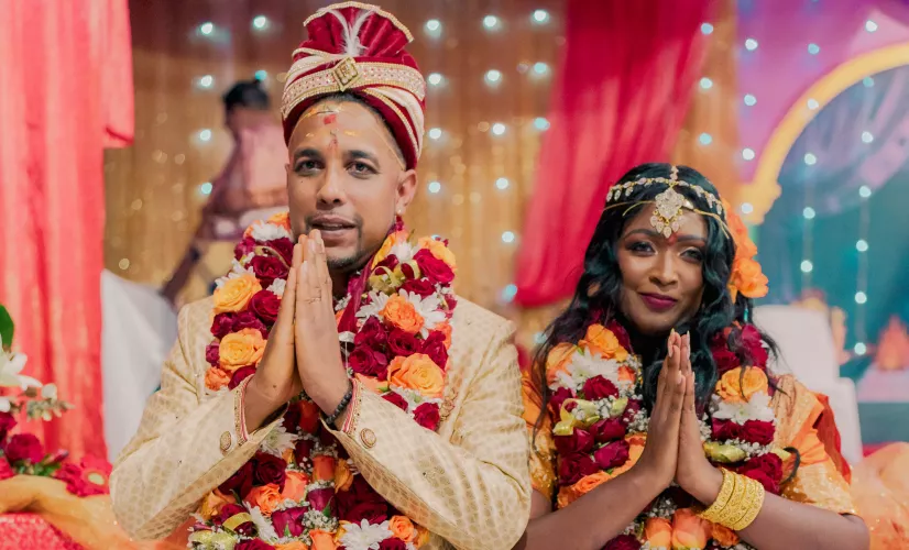 6 mariages, 6 histoires et un témoin privilégié, Rocaya ! : Mariage 2 : Laurencia & Brice Laurencia 39 ans et Brice 38 ans forment depuis 19 ans une belle famille avec leurs trois enfants. C’est sur le sol métropolitain que nos deux jeunes Réunionnais se sont rencontrés en quête d’un avenir professionnel meilleur, et cerise sur le gâteau, ils ont trouvé l’amour. C’est sur la terre de leurs ancêtres qu’ils ont décidé de sceller leur union selon la tradition tamoule chère à Laurencia. Nous retrouvons notre de