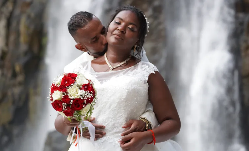 Entre eux, l’évidence s'est imposée comme une promesse d'apaisement. Née d'un échange sur les réseaux sociaux, leur rencontre a mis fin à des années de doutes et de blessures. 