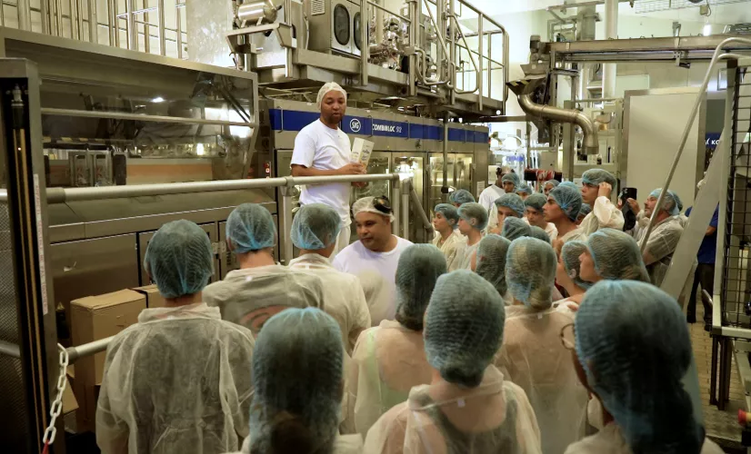 Les Nouveaux Défis Saison 3 Les Nouveaux Défis, votre rendez-vous avec l’économie de l'île sur Réunion la 1ère.  Chaque mois, Stéphanie Joannès vous invite dans les coulisses des entreprises et des industries de notre île à la découverte des secrets de la production locale et à la rencontre des hommes et des femmes qui font vivre l’économie.  Portraits, métiers, innovation, économie circulaire, environnement, vous le verrez, les défis à relever sont nombreux dans nos entreprises locales.  Un magazine proposé par l’ADIR, avec le soutie