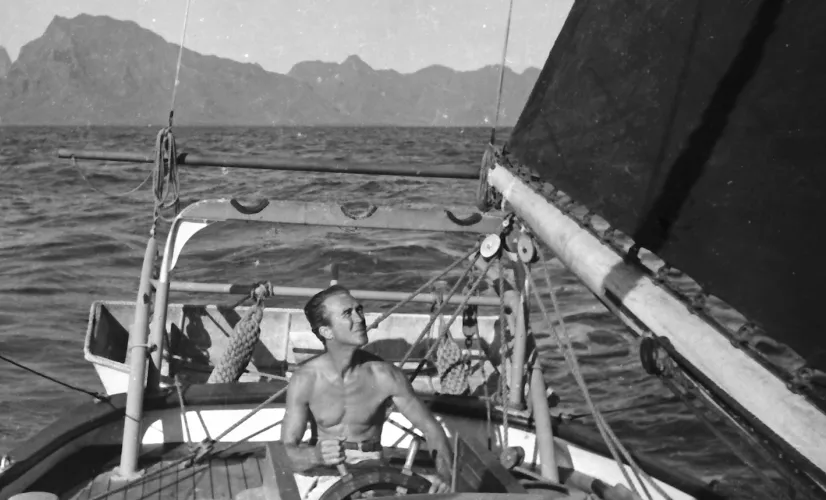 Robbie sur le Varua, son bateau qu’il a lui même construit dans son chantier naval