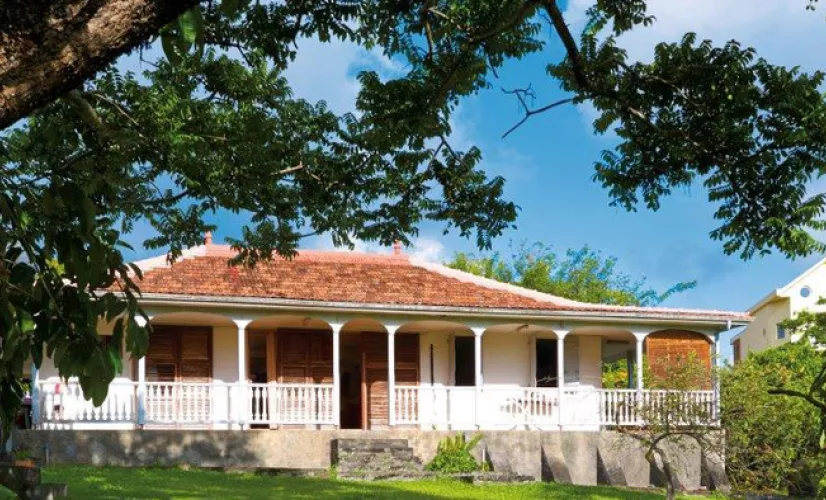 C'est en 1960 qu'Aimé Césaire, alors âgé de 47 ans, achète une maison à Fort-de-France. Ecrivain reconnu et homme politique, il restera maire de Fort-de-France pendant 56 ans et député de la Martinique pendant 38 ans