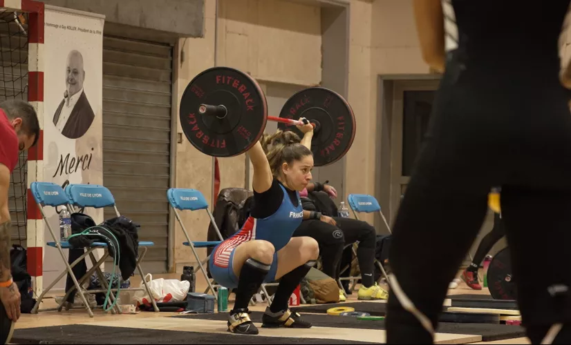 Trois générations de femmes sur l'île de la Réunion repoussent les limites de la force physique. Daisy (60 ans), Stéphanie (40 ans) et Loane (20 ans) excellent dans l'haltérophilie, la force athlétique, et le crossfit, chacune à leur manière. 