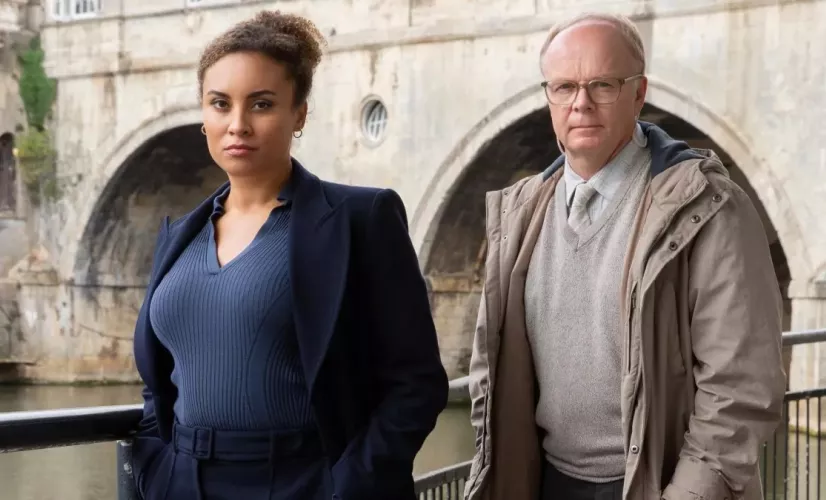 McDonald & Dodds Saison 3 inédite Retour dans la magnifique ville de Bath pour de nouvelles enquêtes aussi complexes que déroutantes, toujours menées par la très ambitieuse capitaine McDonald et le timide et modeste lieutenant Dodds.