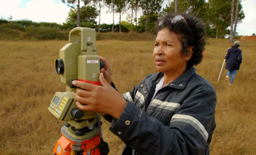 RCHIPELS : MESURER LA TERRE A Madagascar, au cœur de l’Océan Indien, la terre est sacrée. Pour assurer une volonté partagée de vivre ensemble, la population mesure l’importance de sécuriser ses terres par un droit de propriété.