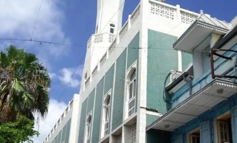 120 ans de lumière au cœur de la cité.  Elle a traversé les siècles, survécu aux incendies et grandi au rythme des Réunionnais. À l'occasion de son 120ème anniversaire, Archipels vous ouvre les portes de la Grande Mosquée Noor-e-Islam. Entre archives rares et témoignages poignants, immersion dans un sanctuaire de paix devenu le symbole d'un dialogue interculturel unique au monde.