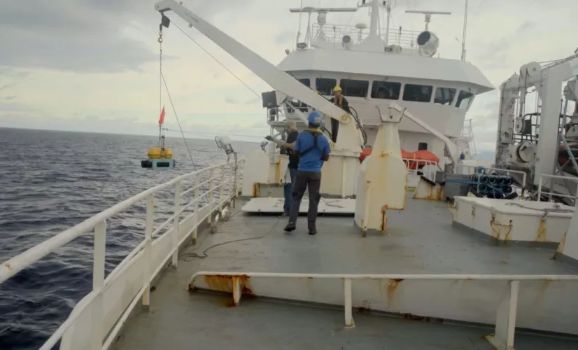 Inédit - à bord du patrouilleur Osiris II, propriété des Affaires Maritimes, en mission dans les eaux de l'océan indien : surveillance des zones de pêche, appui aux équipes scientifiques, formation en immersion pour deux jeunes qui se destinent aux métiers de la mer. Un voyage au rythme d'une "marée" de 45 jours