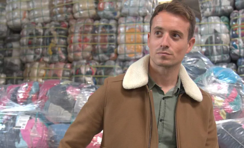Les grands magasins nous proposent désormais de rapporter nos vêtements usagés en échange de coupons de réductions. Que se cache-t-il derrière cette pratique ? Sur le Front a remonté la filière des vêtements de seconde main. Quant aux habits déposés dans les bennes de collecte, il sont rarement proposés à des familles en difficulté, ils alimentent en réalité un business mondialisé.  