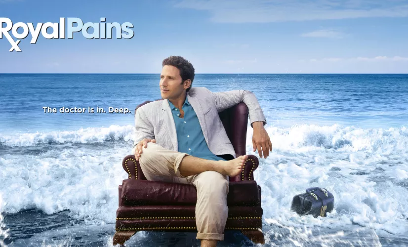 ROYAL PAINS SAISON 6 Hank revient dans les Hamptons pour assister à la cérémonie organisée en l'honneur de Divya et de son nouveau-né. Evan a préparé des plans pour essayer de le retenir mais c'est la révélation qu'ils ont une demi-soeur, Emma, qui le dissuade de repartir.