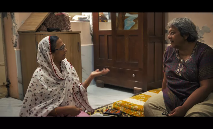 Ce film documentaire invite à partager ce voyage intérieur et géographique. Il propose de retracer l’odyssée des Indiens gujaratis, de l’Inde à Madagascar, jusqu’à La Réunion, en questionnant ce que signifie “être réunionnais” à travers cette histoire de migrations et de métissages.