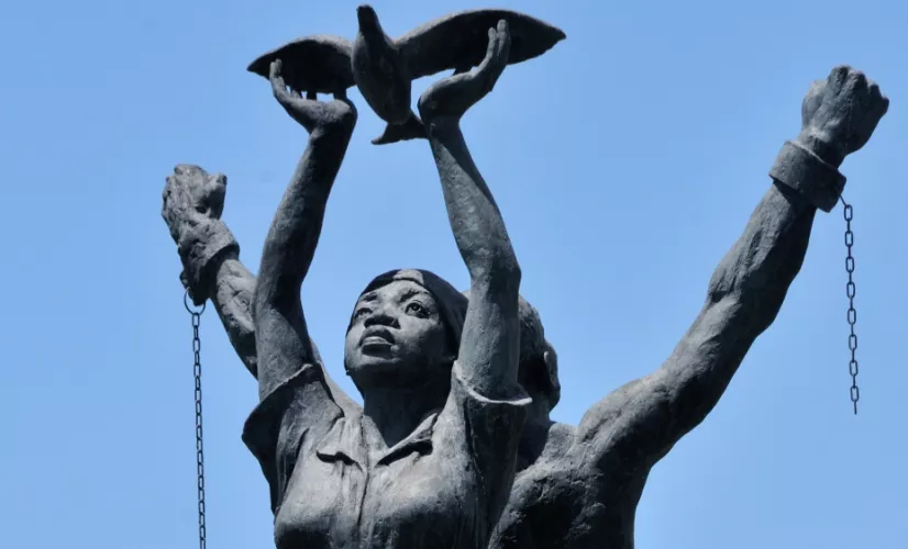 Statue "Les marrons de la liberté" du guyanais Lobie Cognac érigée au rond-point Adélaïde Tablon à Rémire-Montjoly (Guyane)