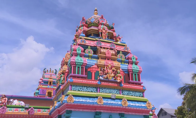 Pouttandou Vajtoukkel 5124 : « Bonne année 5124 » à la communauté indienne tamoule sur Réunion la 1ère !  Le temple de l’association Siva Vishnou Karly de Saint-Paul a été érigé il y a 135 ans. Il se compose de deux sanctuaires principaux qui abritent respectivement la demeure de SHRI MOUROUGA et l’autre celle de SHRI MARIAMMAN.  Dans ce lieu de culte hindou, on organise chaque année deux importantes tavam ou pénitences à savoir le Kâvadi en l’honneur de SHRI MOUROUGA et une timidi ou marche sur le feu en l