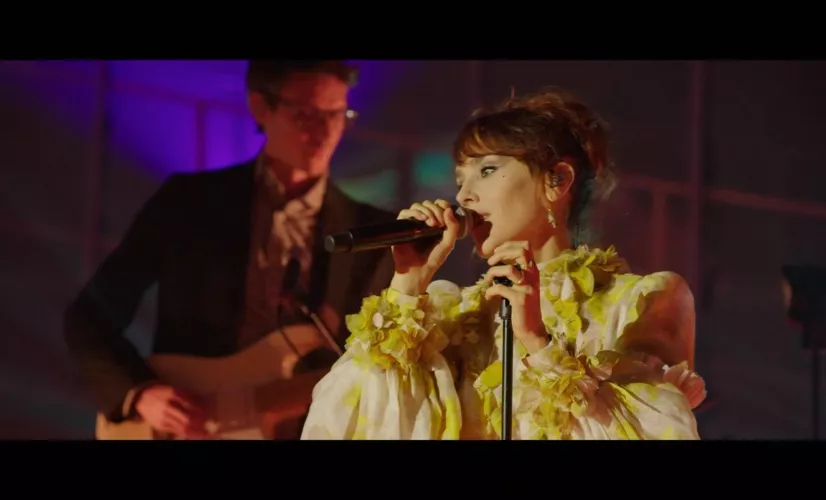 Zaz aux Carrières de Lumières Après plus de trois ans d’absence et des millions d’albums vendus dans le monde entier, la chanteuse française Zaz est de retour. Elle a donné un concert unique et inédit dans les Carrières de Lumières des Baux-de-Provence
