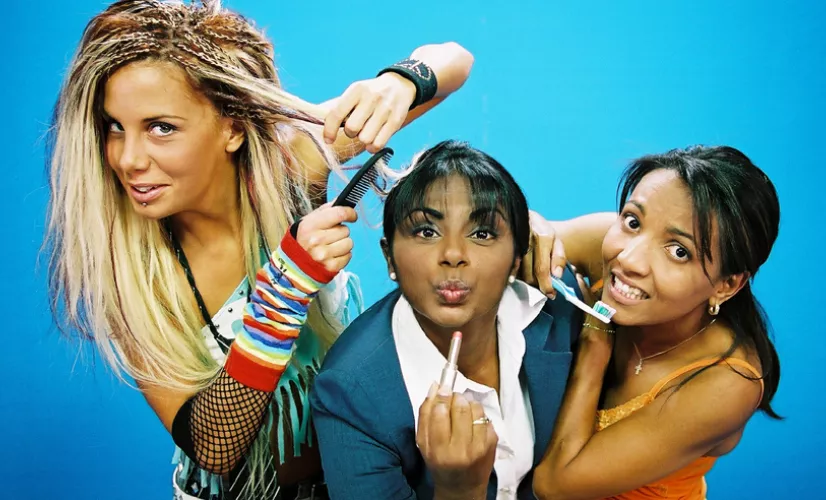 Le spectacle ZE TANTINES, spectacle 100% féminin est prétexte à découvrit l’univers des trois colocataires avec son lot de confidences, de crises de jalousie, d’humour et de fous rires dont le sujet principal reste : les hommes…