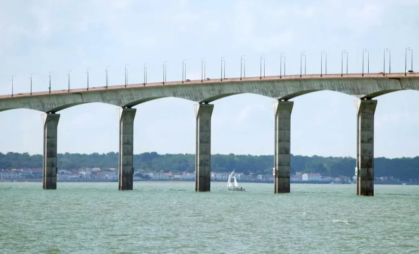 Le monde en face : L'envers du béton  + débat Peut-on encore faire confiance au béton ? Une interrogation qui a tragiquement émergé le 14 août 2018 quand le pont Morandi à Gênes s'est effondré faisant 43 morts. C'est le point de départ de cette enquête qui révèle qu'en France aussi, jamais cette question n'a été aussi cruciale.