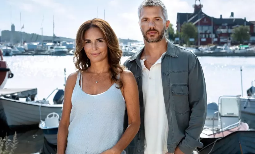 Meurtres à Sandhamn - Saison 7 Au cœur de l'été, un enfant fugue d'une colonie de vacances, et disparaît. Une nouvelle enquête, menée tambour battant, sous le soleil de Sandhamn.