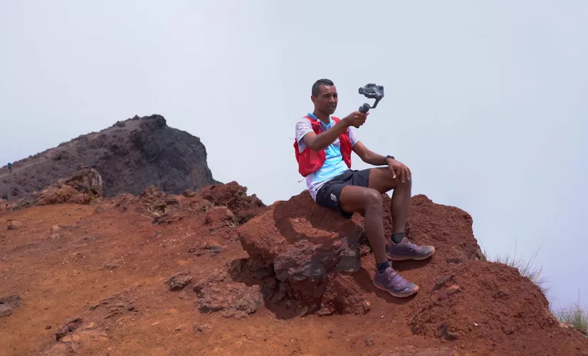 DANN SANTIE SAISON 2 Dann santié, Pour cette seconde saison, continuons à explorer notre île à travers les visites guidées de nos passionnés de la nature et de notre patrimoine, « Pitons, cirques et remparts ». Pour le plaisir des téléspectateurs de Réunion la 1ère, Eddy et son compère Guillaume n’ont pas hésité à parcourir près de 100 km et près de 4000m de dénivelé positif dann sentié : Grand Étang, le volcan, le phare de Sainte-Suzanne, Grand Bénare, Mafate Marla et le Piton des Neiges.